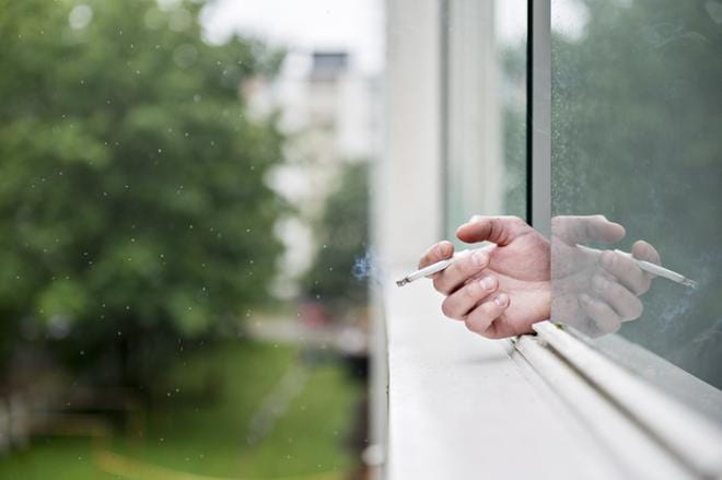 Savun tietä parvekkeelta toiselle tai asunnosta toiseen voi olla vaikea katkaista. Mahdolliset korjaukset pitää selvittää ennen kuin taloyhtiöön voi hakea tupakointikieltoa. KUVA: LASSI PUHTIMÄKI