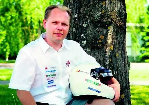 Kypärä kainaloon ja menoksi. Jari Karvolan kaivoi ajokypäränsä esiin kaapin perukoilta ja lähti ajamaan kilpaa Legends-autolla Ranskaan.