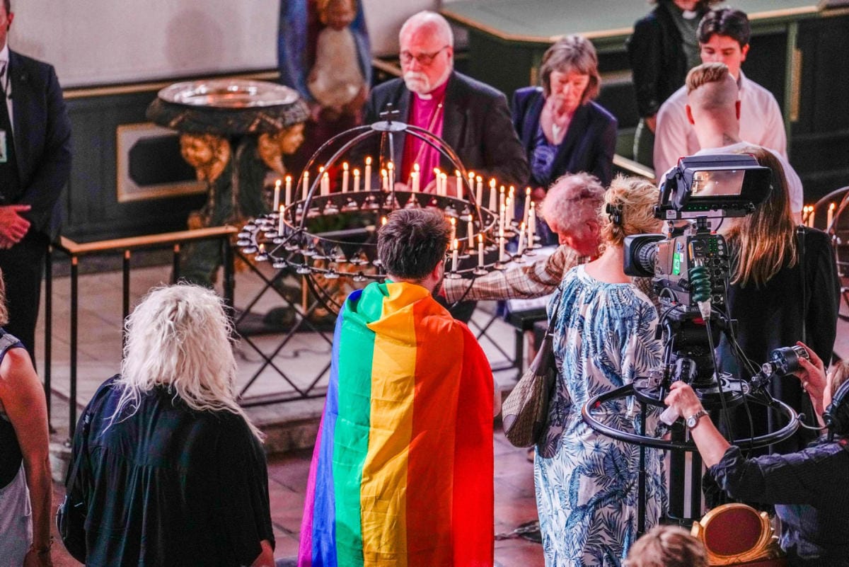 Juhannusyön joukkoampumisen uhreja muistettiin Oslon tuomiokirkossa sunnuntaina. LEHTIKUVA / AFP