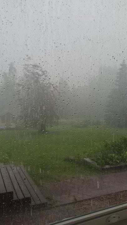 Ukkosmyrsky toi vettä ja rakeita ympäri Pohjois-Pohjanmaata maanantaina.