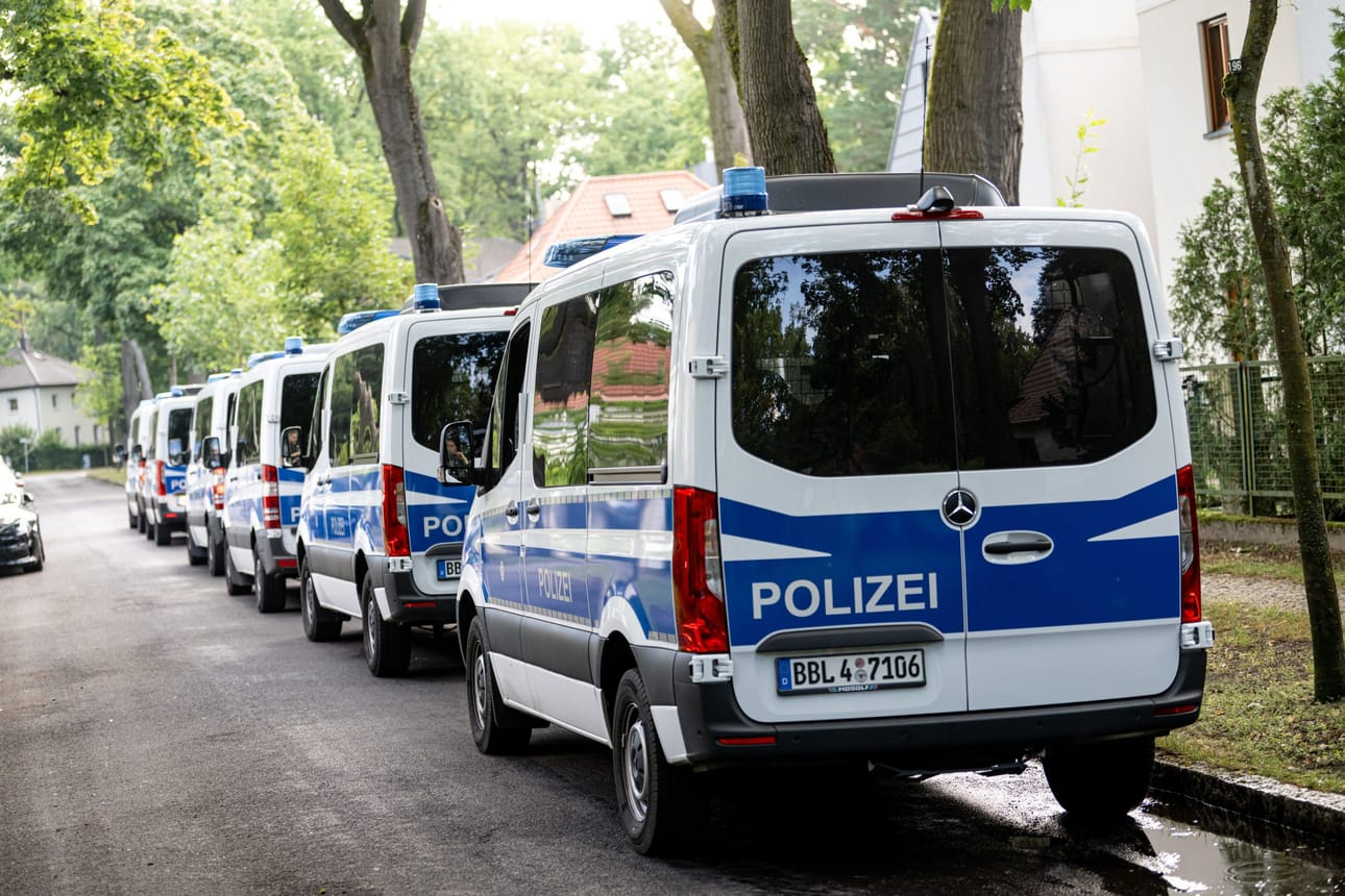 Saksassa poliisi kehotti aamulla Berliinin eteläisten esikaupunkien asukkaita pysyttelemään sisätiloissa villieläimen etsintöjen takia. LEHTIKUVA/DPA