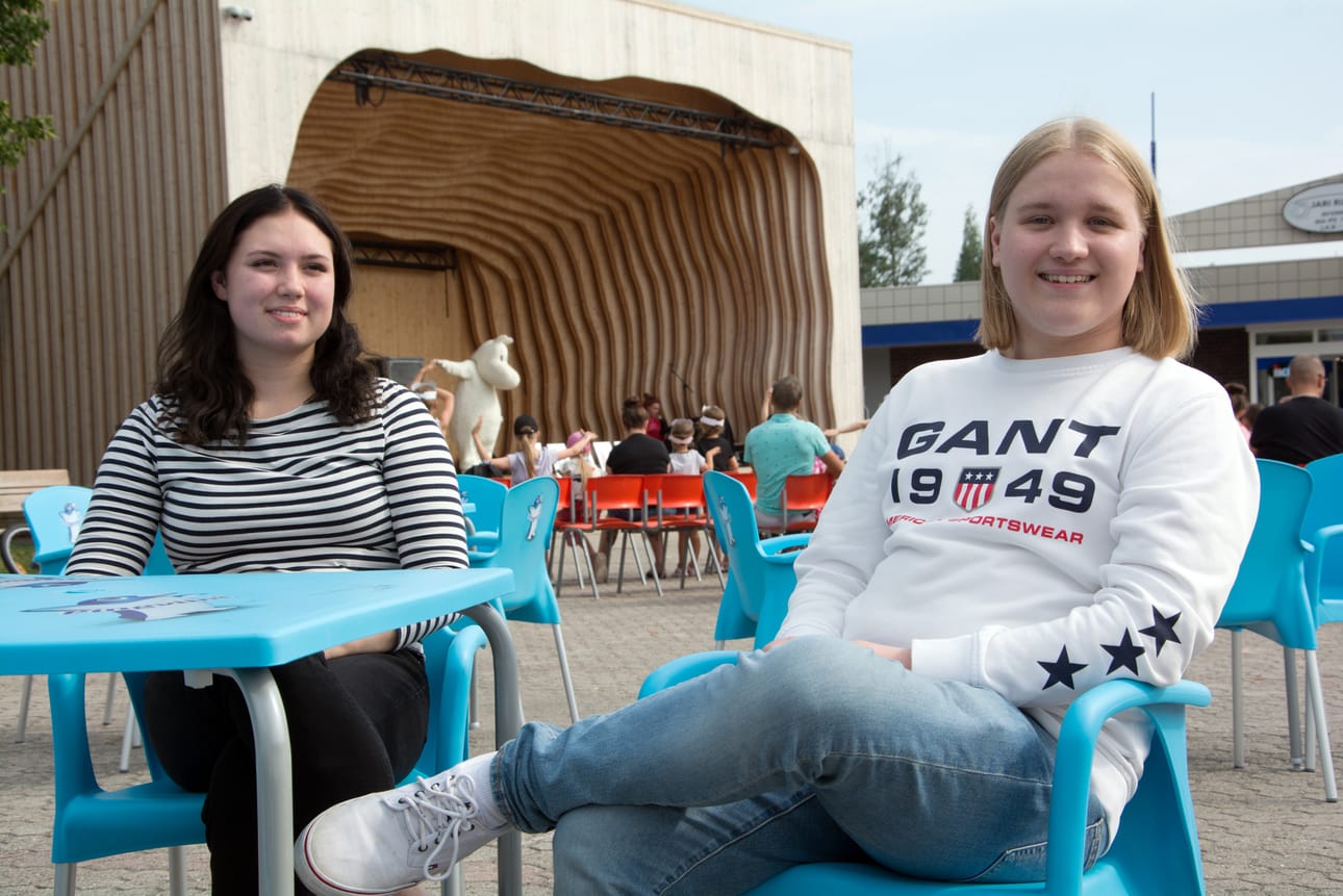 Kiia Kuoppamäki ja Eetu Setälä ehtivät istahtaa hetkeksi Ähtärin helteiselle torille ennen illan töiden aloittamista.