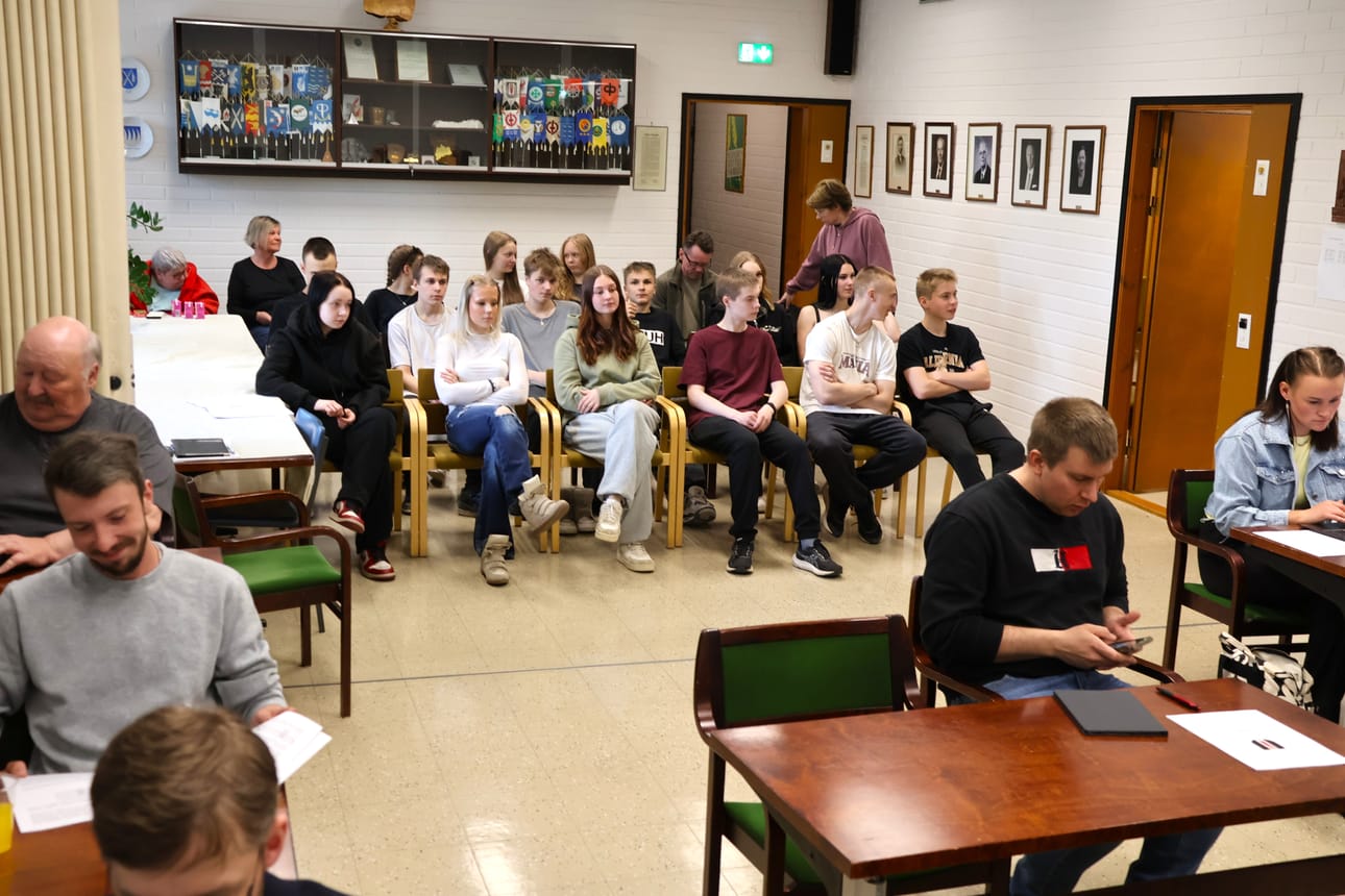 Koulukolmion yhdeksäsluokkalaiset olivat perinteiseen tapaan seuraamassa kevään viimeistä kunnanvaltuuston kokousta Isojoella.