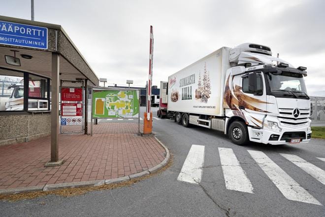 Lakon hiljentämällä Atrian Nurmon tuotantolaitoksella oli keskiviikkona huomattavasti normaalipäivää vähemmän liikennettä. KUVA: Kari Löfhjelm