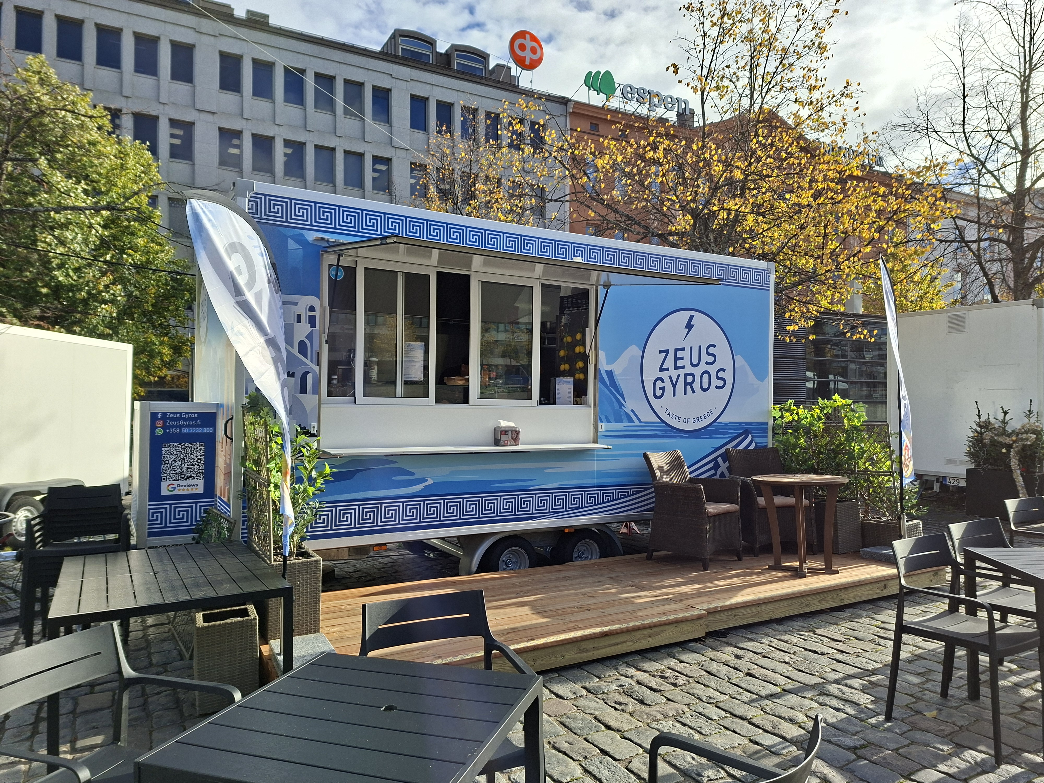 Ravintolassa: Zeus Gyros -ruokakärry avasi ovensa – Testasimme, miltä kreikkalainen ruoka maistuu Vaasan merituulessa