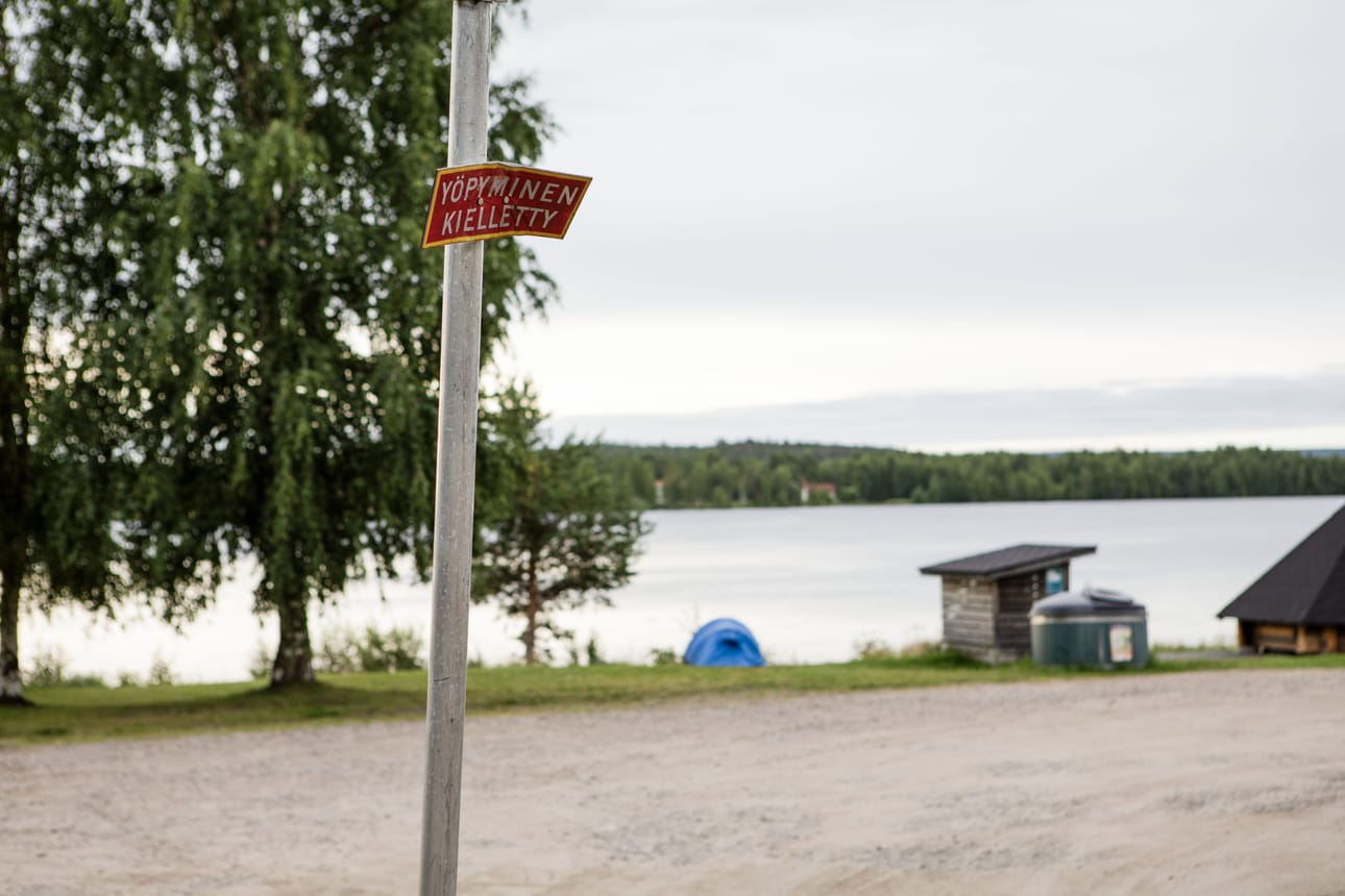 Alakorkalon virkistysalueella on yksi asuntoauto ja teltta aikaisin keskiviikkoaamuna 15. heinäkuuta. Toinen matkailijoiden autoista on Ruotsin rekisterikilvissä ja toinen Norjan. Kieltokyltti on vain suomen kielellä.
