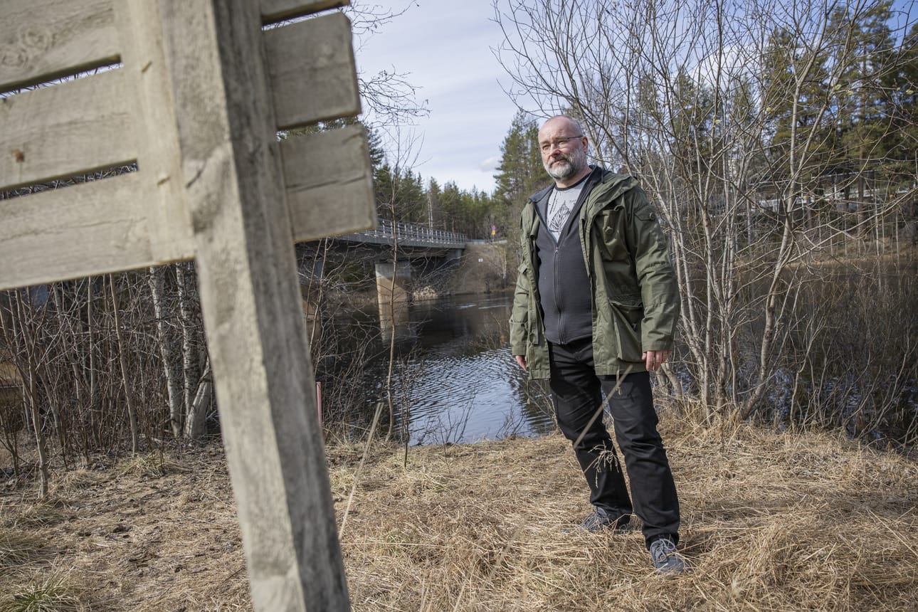 Oulangan tutkimusaseman johtaja Riku Paavola kertoi Oulankajoen tulvan nousseen parhaimmillaan vesijohto-kyltin korkeudelle saakka. Taustalla näkyvän Liikasenvaarantien sillan pylväissä on nähtävillä myös minne vesi on korkeimmillaan yltänyt.