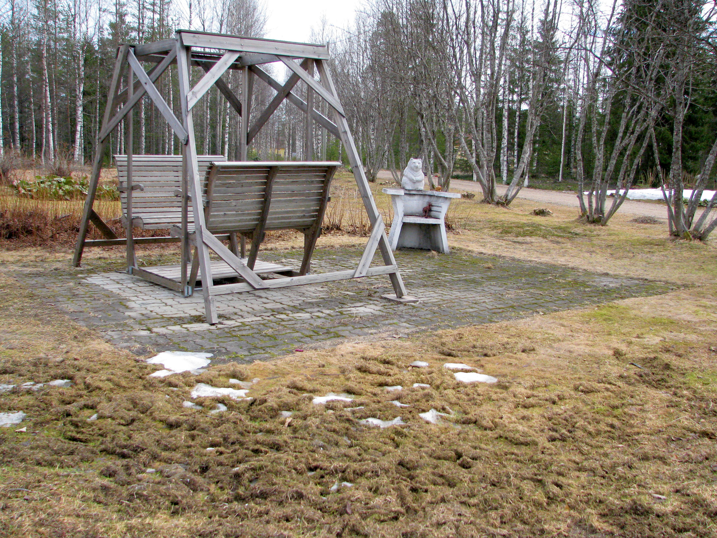 Myyrien möyrimää pihapiiriä Asmuntissa.