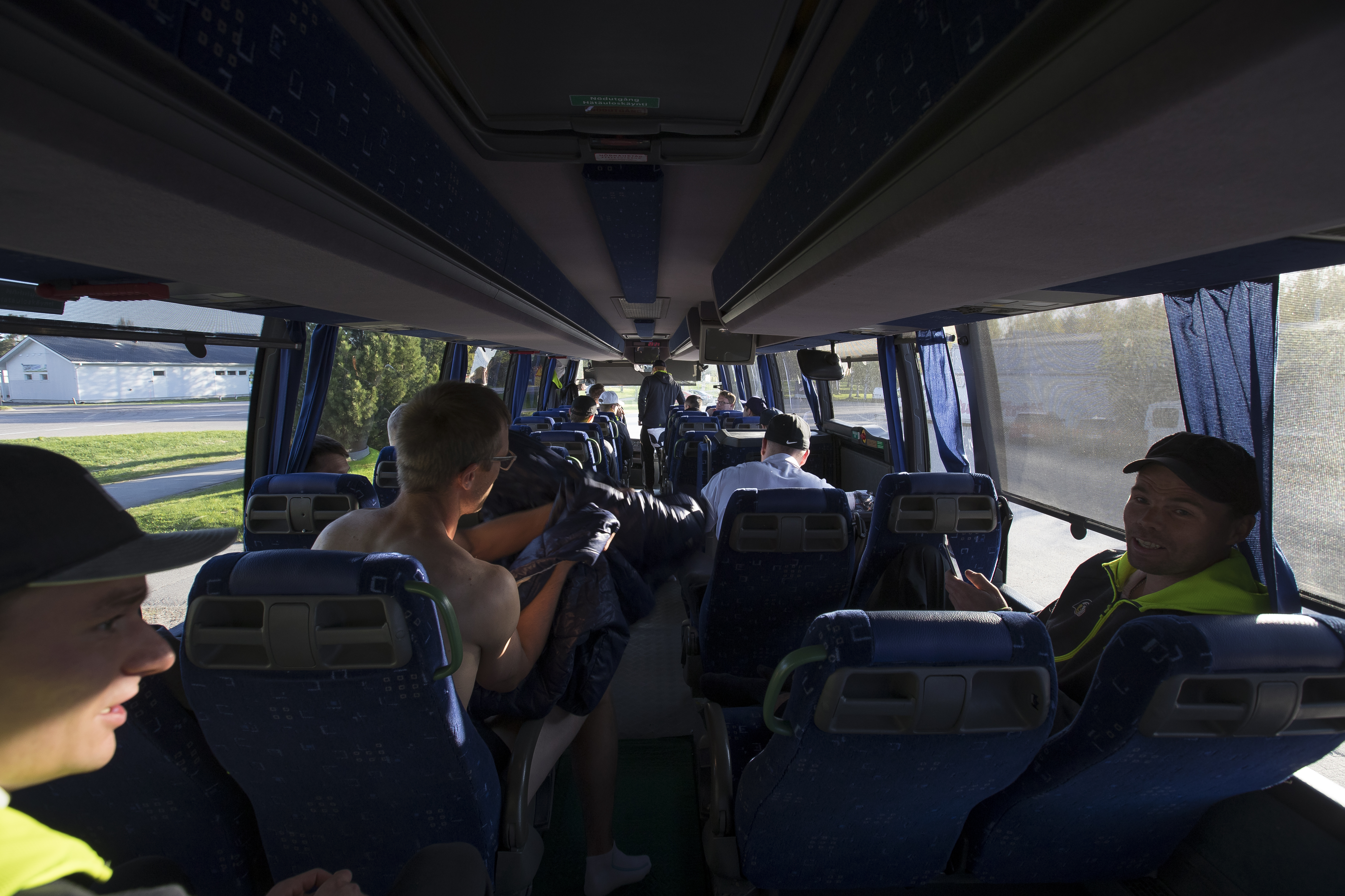 PattU lähti perjantaiaamuna kohti Imatraa. Topi Kosonen otti heti oman paikkansa bussin lattialta.