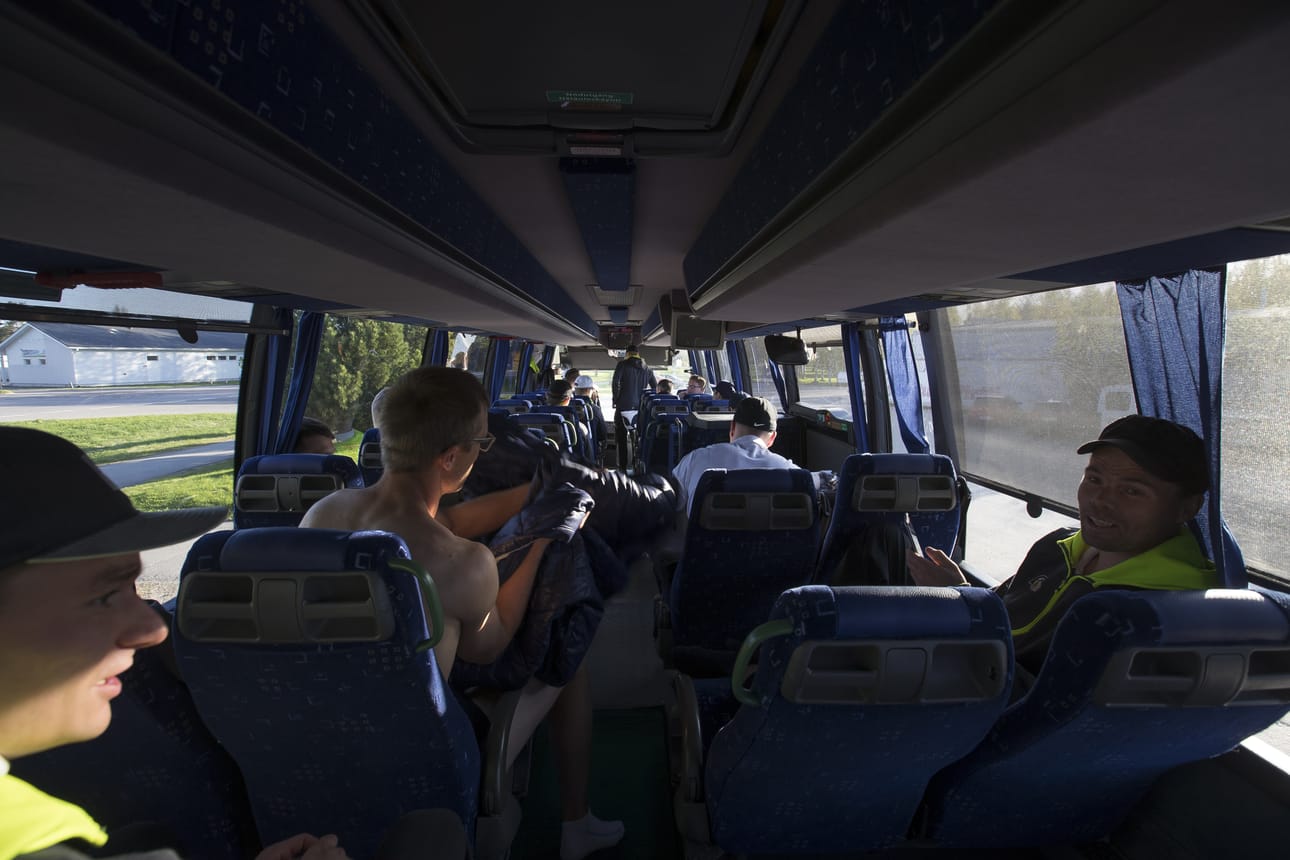 PattU lähti perjantaiaamuna kohti Imatraa. Topi Kosonen otti heti oman paikkansa bussin lattialta.