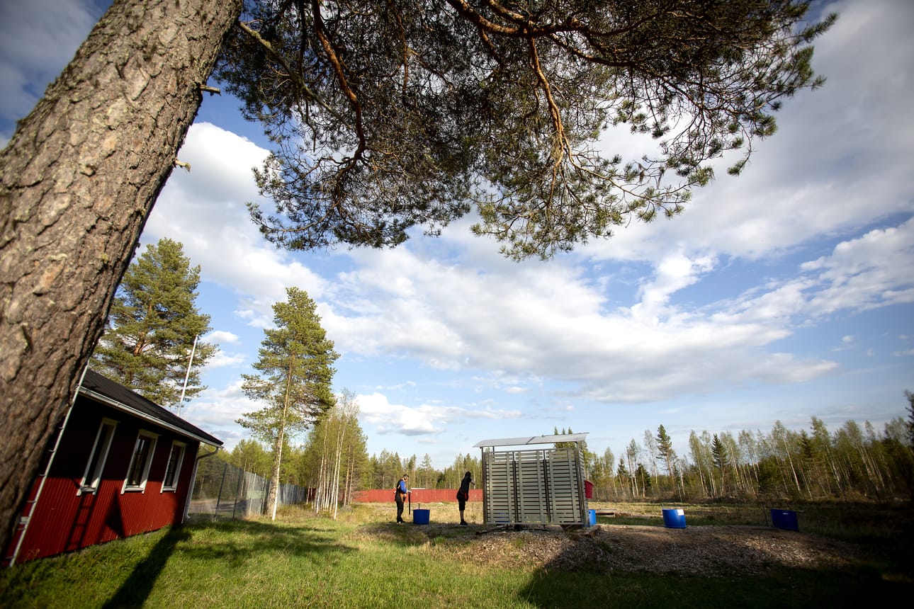 Pyhäjoen ampumaradalla nostetaan punainen lippu salkoon merkiksi, että ammunta on käynnissä tiedoksi aidan takana olevan toisen ampuma-alueen käyttäjille.