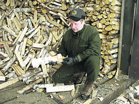Risto Härön valtti klapimarkkinoilla on tavaran laatu. Oulaisten varastolla on satoja kuutioita keinokuivattua polttopuuta.