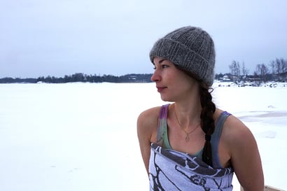 Kylmäuinti rauhoittaa Alisa Ajomaan, 27, kun mieli menee tuhatta ja sataa – Suomalaistutkimus: hyinen vesi herättää ahdistuneenkin tuntemaan