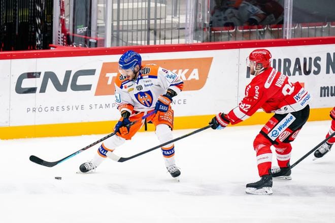 Charles Bertrand yritti päästä Aaro Vidgrenin ohi. KUVA: SAMPPA TOIVONEN