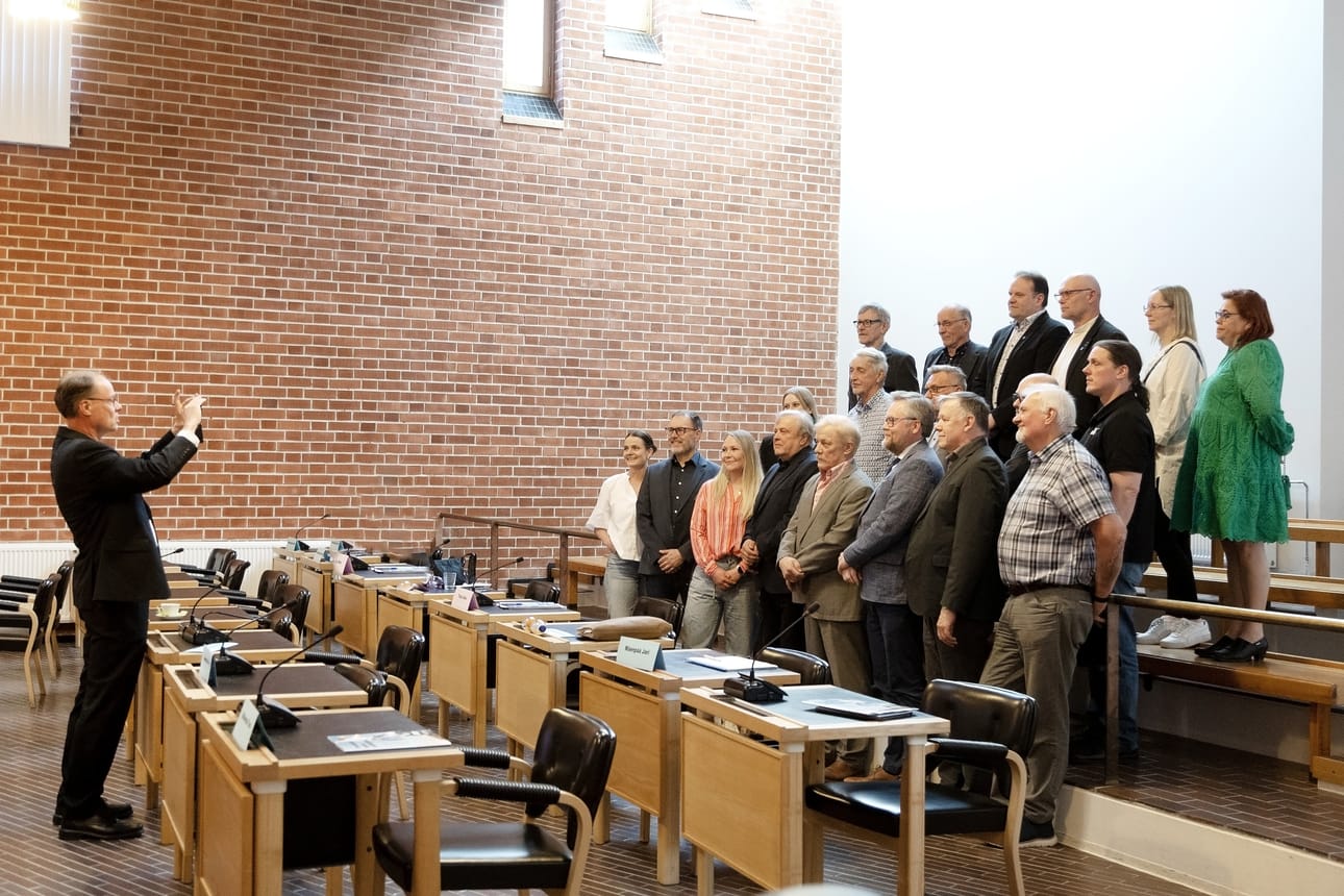 Uuden valtuuston aloittaessa tapahtumaa ikuistetaan kuviin. Kaupunginjohtaja Vesa Koivunen kuvaamassa keskustan valtuustoryhmää keväällä 2025. Arkistokuva.