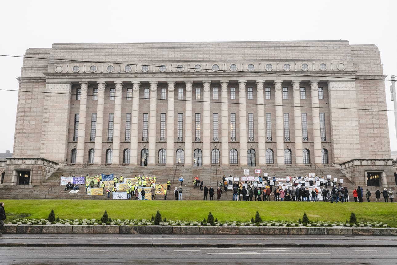 Myös tavalliset kansalaiset ovat käyneet eduskuntatalolla puolustamassa aluettaan.