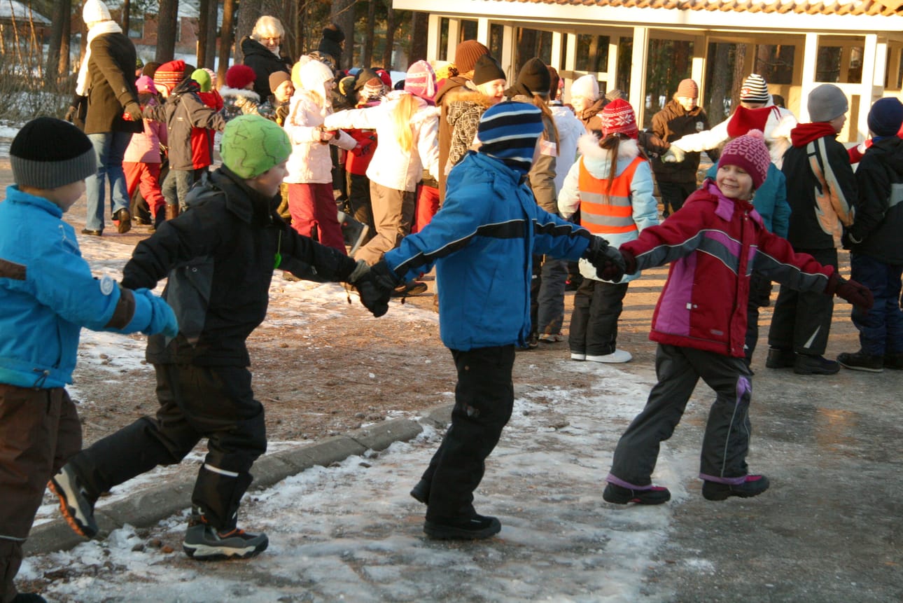 Demareiden valtuustoaloitteessa esitetään koulumatkojen turvallisuuden kartoittamista. Arkistokuva on otettu Murron koulussa.