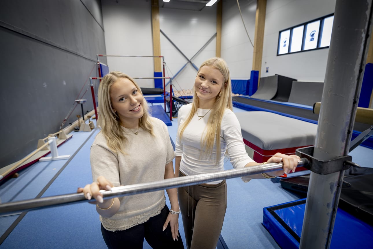 Julia Malin ja Aada Pessinen sekä harrastavat että valmentavat Seinäjoen voimistelijoissa.