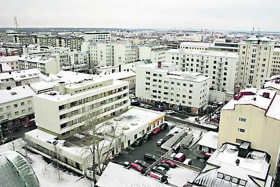 Etualan kerrostalossa on nykyään kiinalainen ravintola. Seurakunnan vanha puuurakennus näkyy hädin tuskin kuvan keskellä.