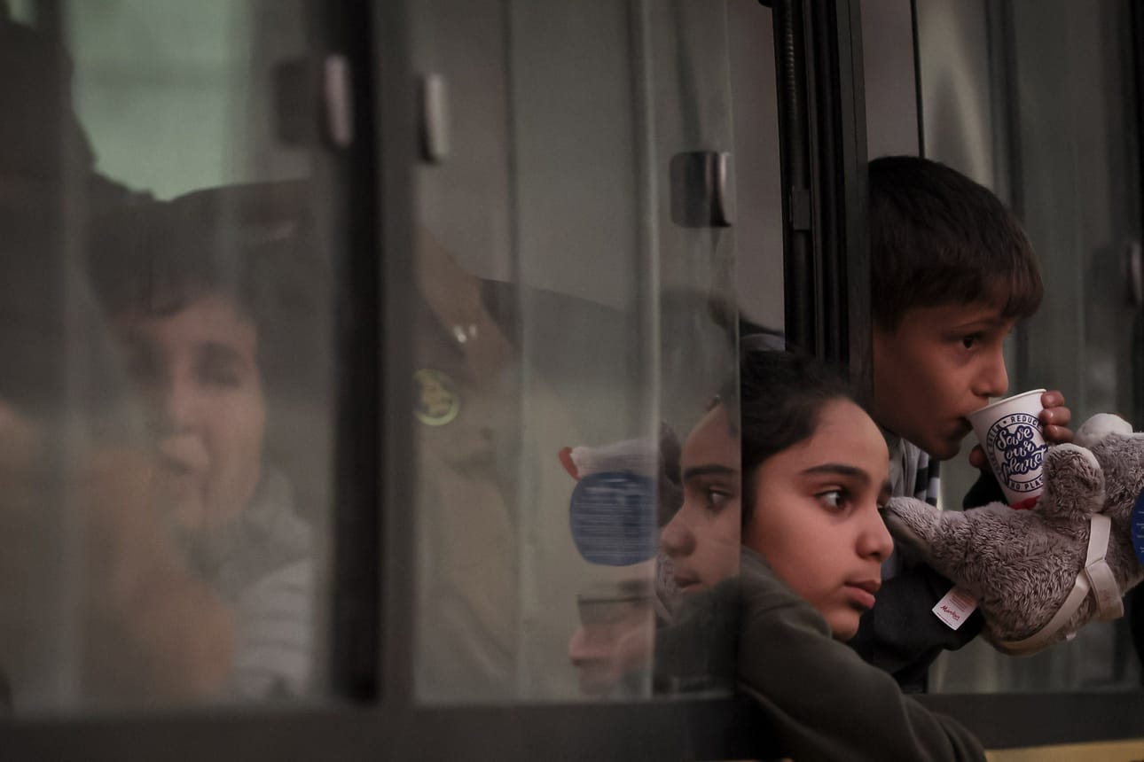 Vuoristo-Karabahista paenneita ihmisiä bussissa Punaisen Ristin rekisteröintikeskuksen lähellä armenialaisessa Gorisin kaupungissa. LEHTIKUVA/AFP
