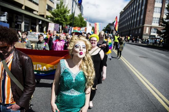 Kuvituskuva. Seksuaali- ja sukupuolivähemmistöjen asiaa ajava Pride-marssi kantoi nimeä "Yhdessä olemme enemmän" Tampereella viime kesänä. KUVA: SILJA VIITALA/ARKISTO