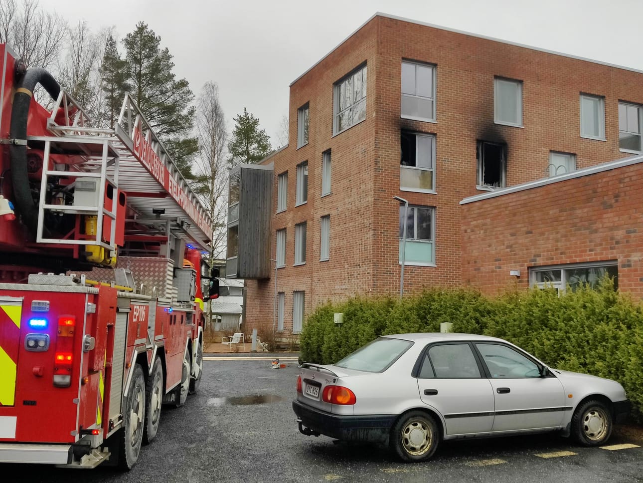 Tulipalossa tuhoutui asunto, josta pelastettiin yksi henkilö.