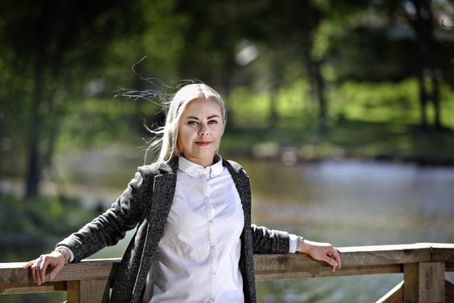 Elina Vilponen, 17, on päättänyt, ettei anna Crohnin taudin rajoittaa elämäänsä. Vilponen on sinnitellyt mukana opinnoissa ja hoitanut kaiken ajallaan, vaikka poissaoloja on kertynyt sairauden vuoksi. KUVAT: KARI LÖFHJELM