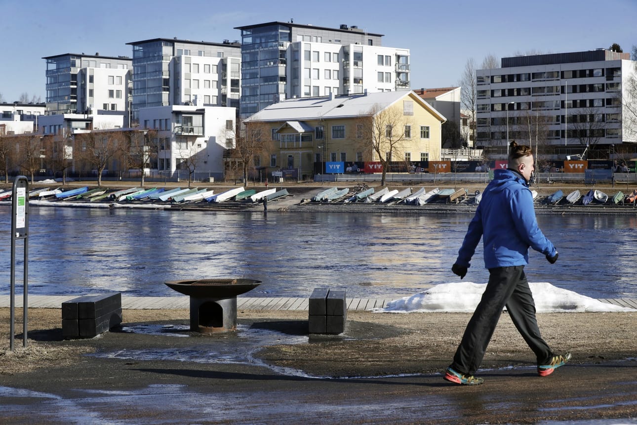 Oulussa kaupungin ylläpitämiä grillauspaikkoja on yhdeksän ja nuotiopaikkoja kymmeniä. Esimerkiksi Kuusisaaressa ei ainakaan vielä kiirastorstaina grillailtu.