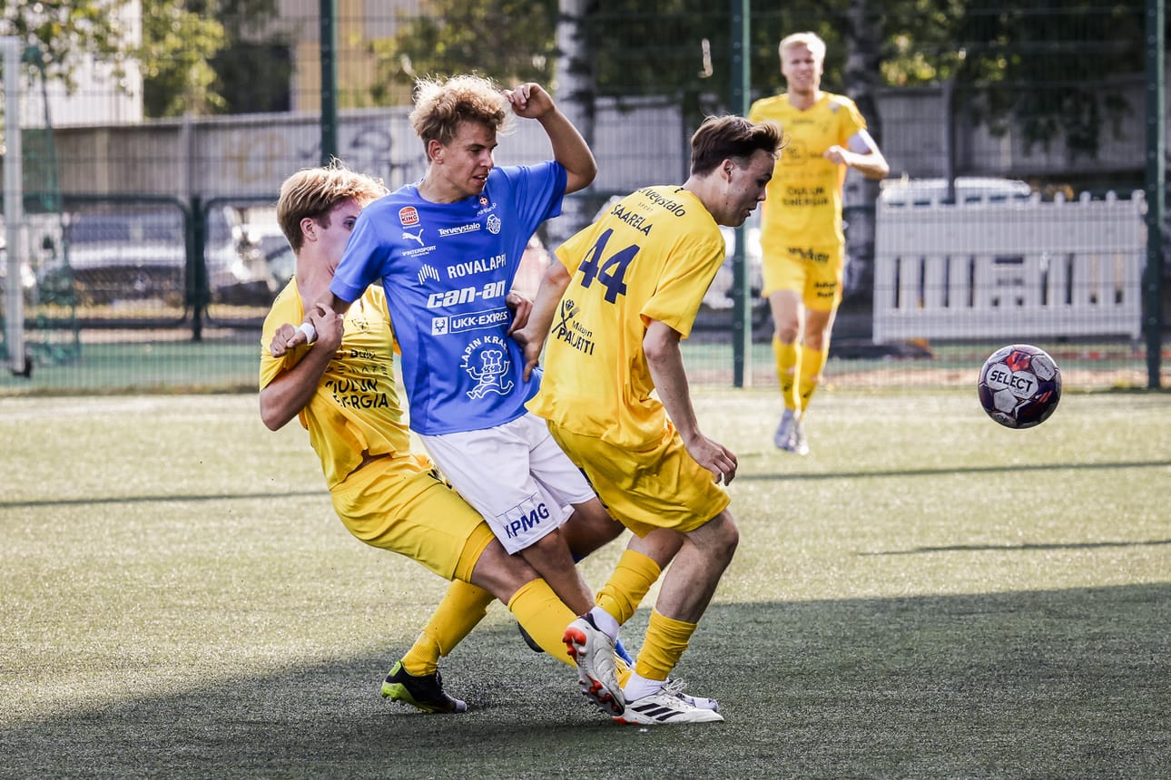 OLS onnistui pitämään RoPS:n näpeissään. RoPS:n Aapo Savolainen jäi nakiksi OLS-sämpylöiden väliin.
