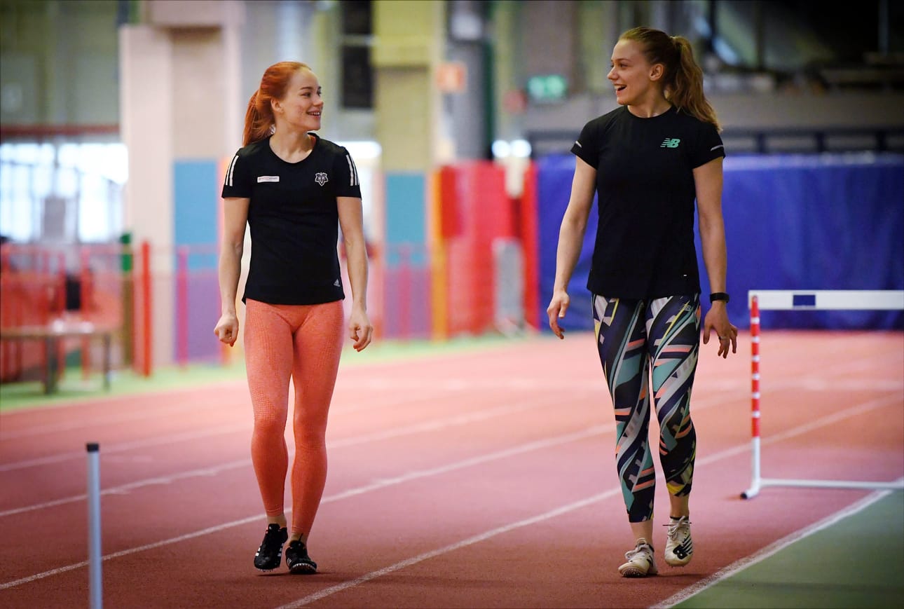 Anni Siirtola (vas.) ja EM-hallimitalisti Lotta Kemppinen harjoittelivat yhdessä helmikuussa Helsingissä.