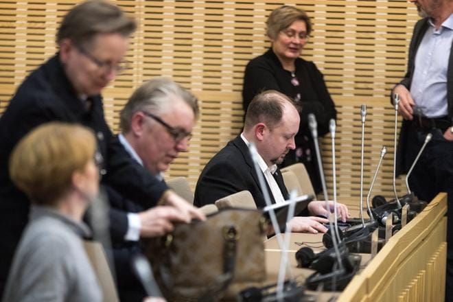 MSK:n valtuutettu Martin Ahlskog ja perussuomalaisten Micael Westerholm kehuivat, että Kaj Kunnaksen neuvot ja urheiluvertaukset olivat osuvia ja ymmärrettäviä myös poliitikoille keskiviikkoillan epävirallisessa valtuustoseminaarissa. KUVA: JARNO PELLINEN