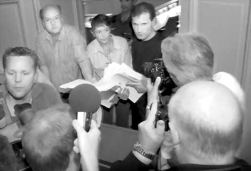 Svean hovioikeuden virkailijat saivat jakaa niputtain kuohuntaa herättänyttä päätöstä sekä ruotsalaiselle että kansainväliselle lehdistölle.