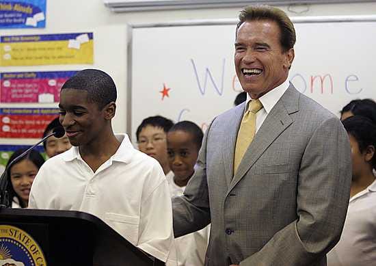 Kalifornian osavaltion kuvernööri Arnold Schwarzenegger haluaa tutkia koulujärjestelmän rahareiät. Kuvernööri vieraili kalifornialaisella koululla lokakuussa 2006.