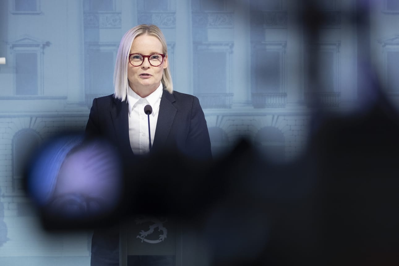 Valtiovarainministeri Riikka Purran budjettiesityksellä pyritään saamaan jatkuva julkisen velan kasvu taittumaan. Säästötoimet ovat sen mukaiset.