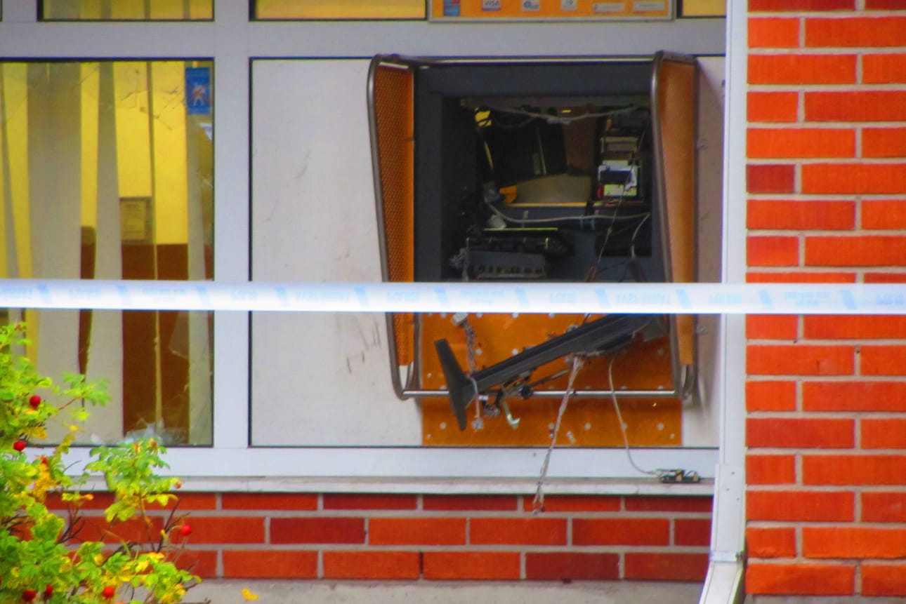 Lukija kuvasi Kestilän osuuspankin pankkiautomaatin räjäytyksen jälkeen.
