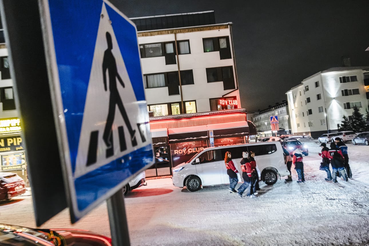 Rovaniemen keskustassa pakettiauto oli pysäköity suojatielle.