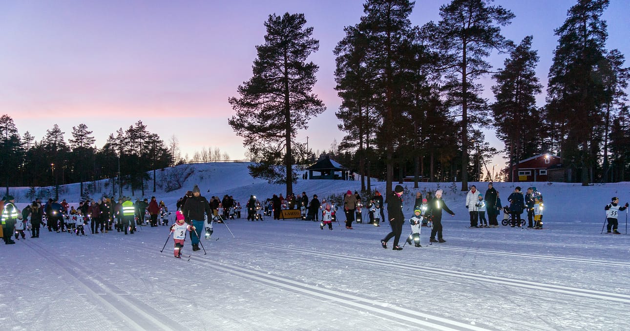 Ilta hämärsi, kun nuorimmat aloittivat pikapyrähdyksensä.