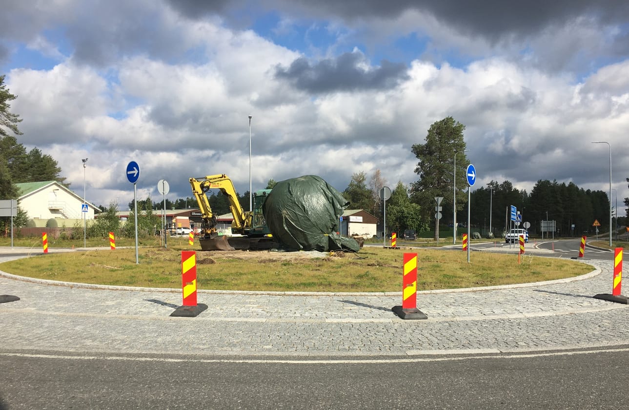 Keskustan kiertoliittymän keskiympyrään sijoitettavalle H2O -nimiselle taideteokselle löydettiin lopullinen ratkaisu ja keskiympyrään sijoitetaan neljästä teoksesta ainoastaan kaikkein suurin. Taideteos on vielä hupun alla Se on tarkoitus paljastaa Posion yö -tapahtumassa ensi viikonloppuna.