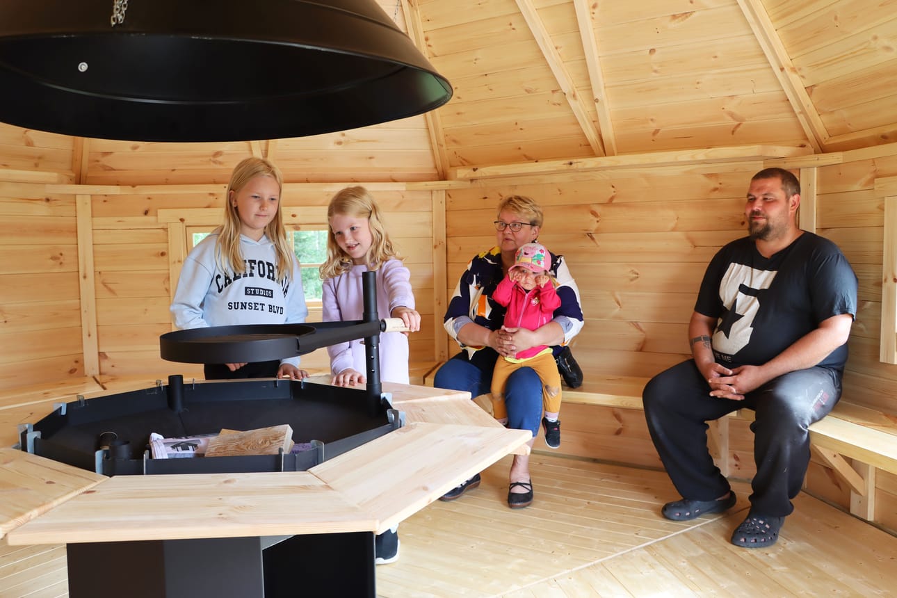 Aada, Neea-Marja ja Elea Patala olivat tulleet mummonsa Mirja Ämmälän ja Tero Yrityksen kanssa tutustumaan uuteen grillikotaan.
