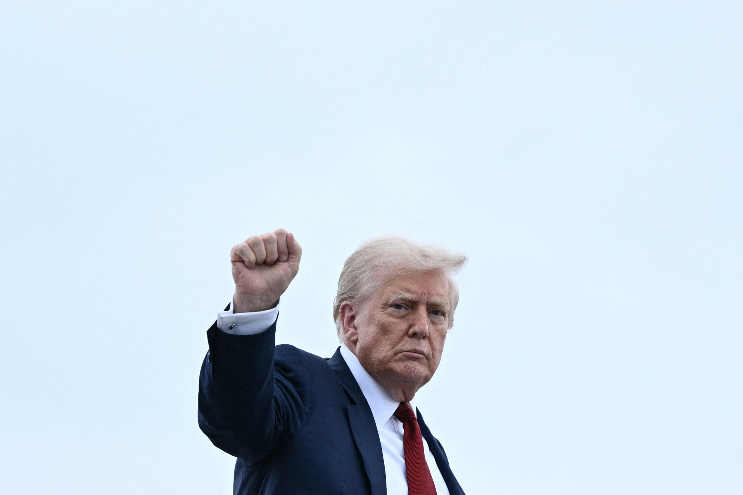 Trumpin tullit astuivat voimaan – hehkuttaa miljardien virtaamista Yhdysvaltoihin