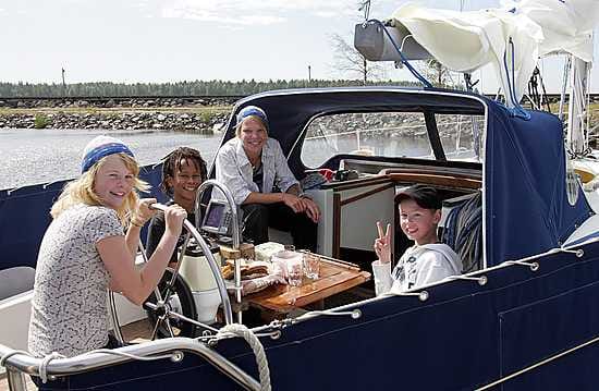 Iin Röyttä valittiin viime vuonna veneilijöiden suosikkisatamaksi. Nelly Mattila, Eeli Niiranen, Aino Rehu ja Elmeri Mattila ainakin viihtyvät.