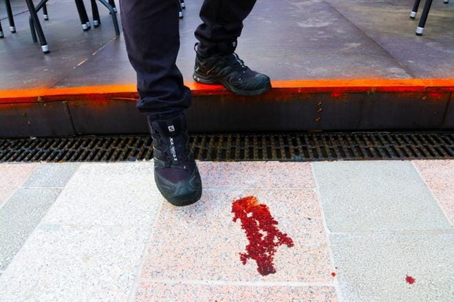 Kahvilan laidalta pudonnut vietiin ambulanssilla hoitoon. Terassin reunassa on oranssi varoitusmaali. KUVA TERO HAUTAMÄKI