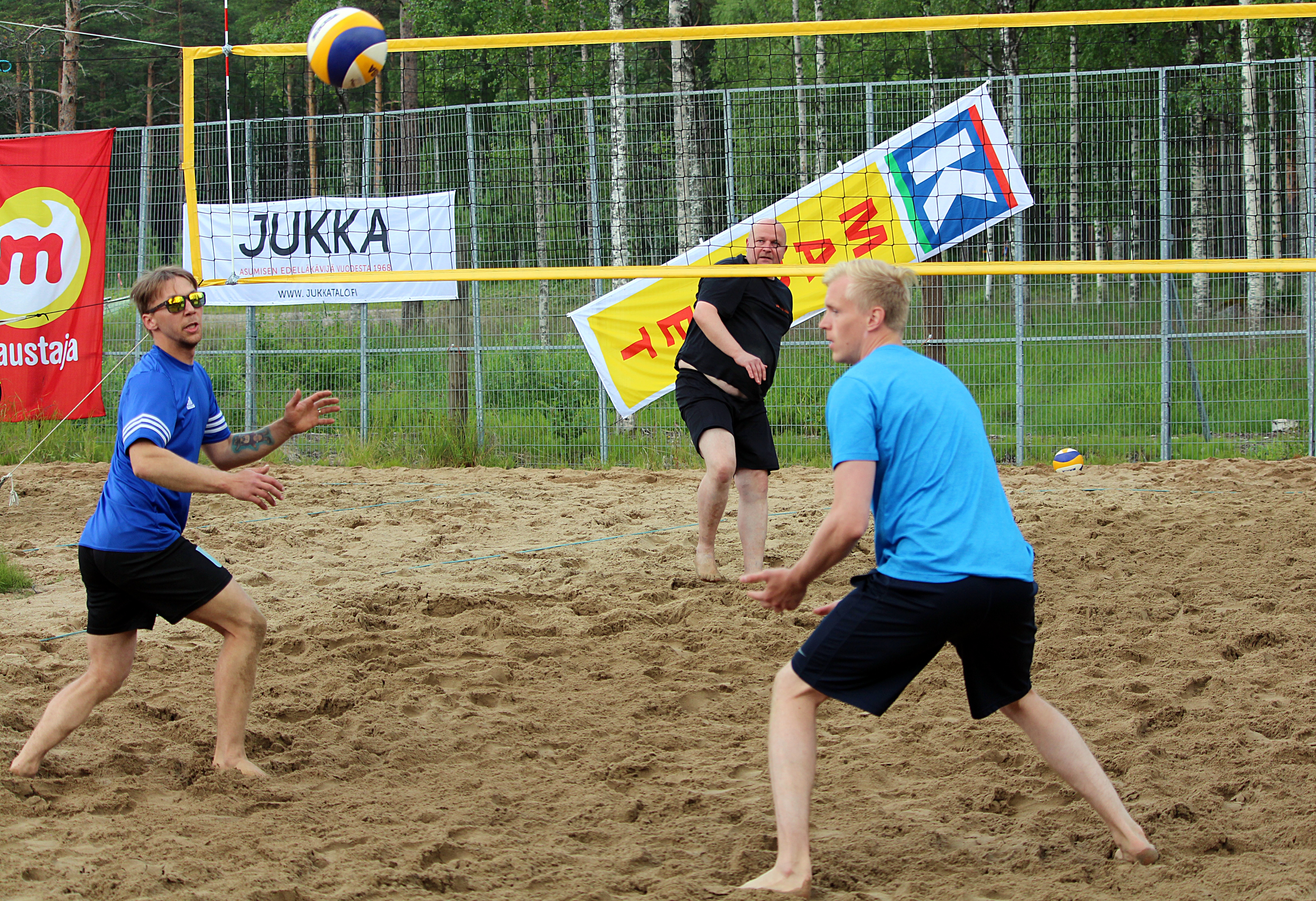 <p>Liikkuvassa kunnassa on panostettu jo vuosien ajan liikuntapaikkoihin. Yleisen uimarannan kupeella ahkerassa käytössä oleva beachvolley-kenttä on yksi esimerkeistä. Arkistokuva</p>