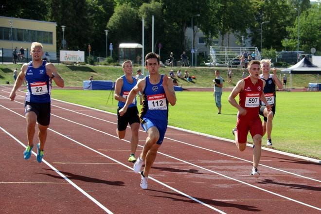 Seinäjoen Seudun Urheilijoiden pikajuoksija Aleksi Lehto (vas) pinkoi pronssille 22-vuotisten SM-kisojen 200 metrillä viikko sitten Laitilassa. Tähtikisoissa Lehto jahtaa 100 metrillä ennätystään 10,51. KUVA: SAKARI KEKKI