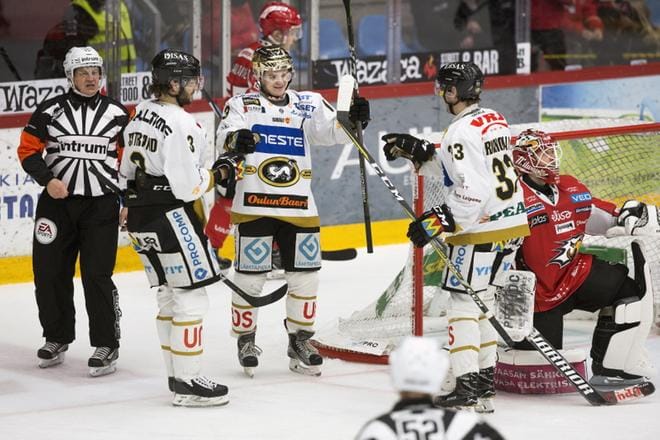 Ensimmäisen kotipelin liigassa kasvattajaseuransa paidassa pelannut Jonathan Iilahti torjui 29 kertaa. Kärppien 3–1-osuman rakensivat Charles Bertrand (vas.), Julius Junttila ja Mikael Ruohomaa. KUVA: JARNO PELLINEN