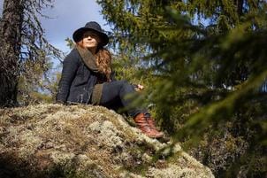Vöyrillä asuva Riina Peltonen on jäljittänyt Pohjanmaan mystisiä paikkoja ja kirjoittanut niitä esittelevän matkaoppaan.