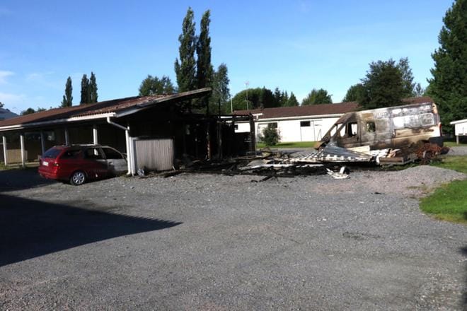 Muun muassa asuinkiinteistöjen roskakatoksia sytytettiin palamaan elokuussa Kauhajoen Tiililäntiellä. KUVA: JORMA HAVULA