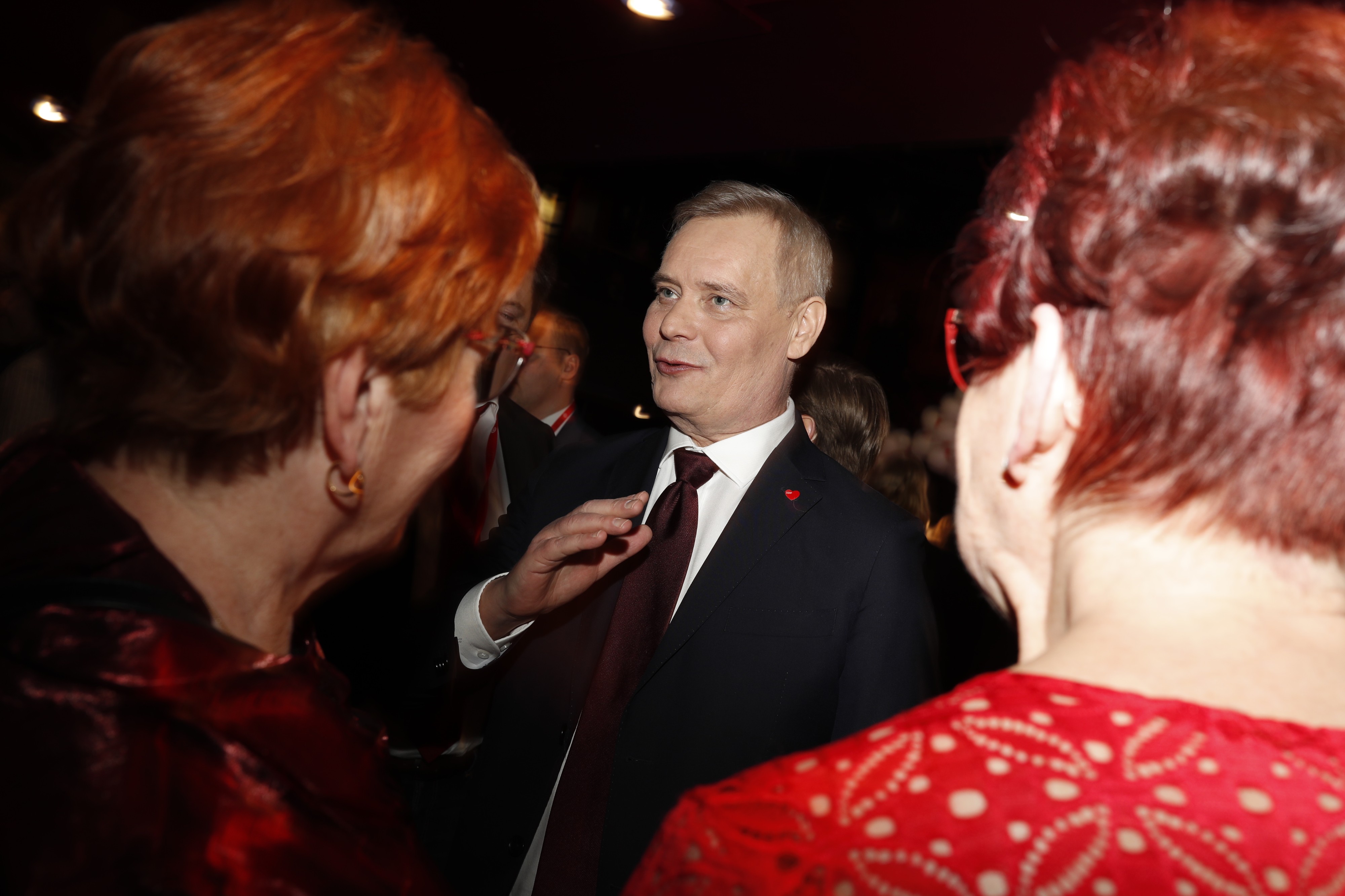 Sdp:n puheenjohtaja Antti Rinne seurasi vaali-illan kulkua jännittyneenä.