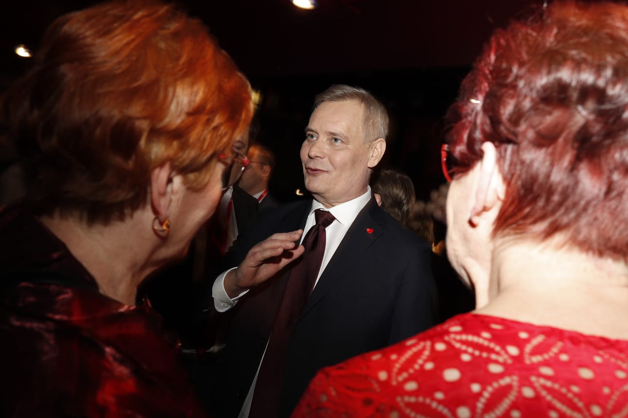 Sdp:n puheenjohtaja Antti Rinne seurasi vaali-illan kulkua jännittyneenä.