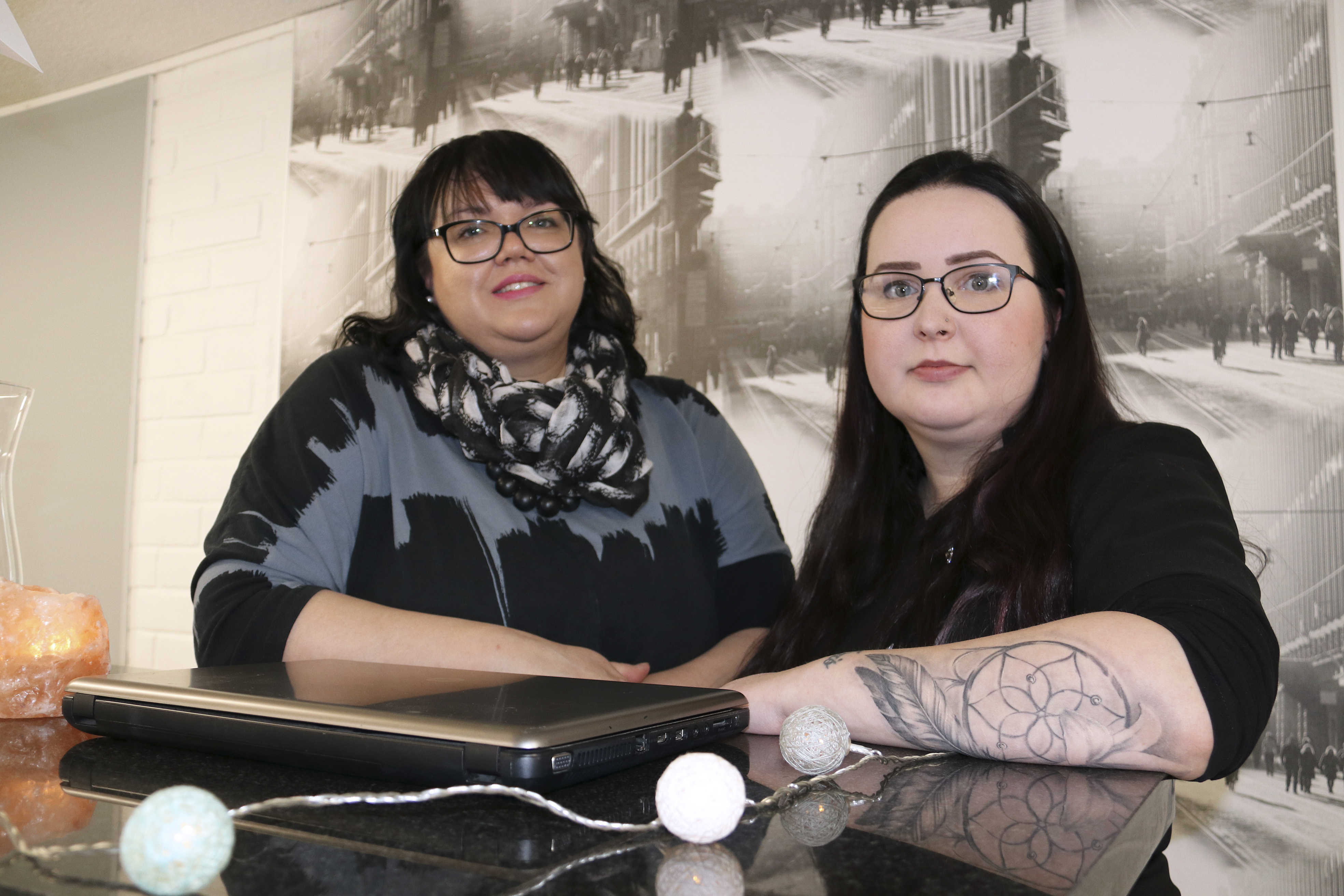 Satu Makkonen (vasemmalla) ja Sonja Kangas työskentelevät nyt tiiminä parturi-kampaamo Spiraali Sadussa. Liiketila remontoitiin yrityksen tarpeiden mukaiseksi.
